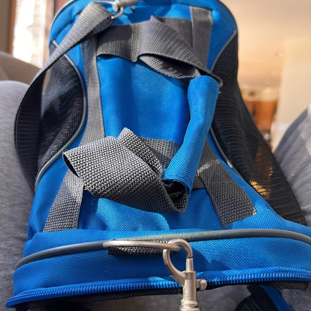 Pet Carrier Duffel For small pet.